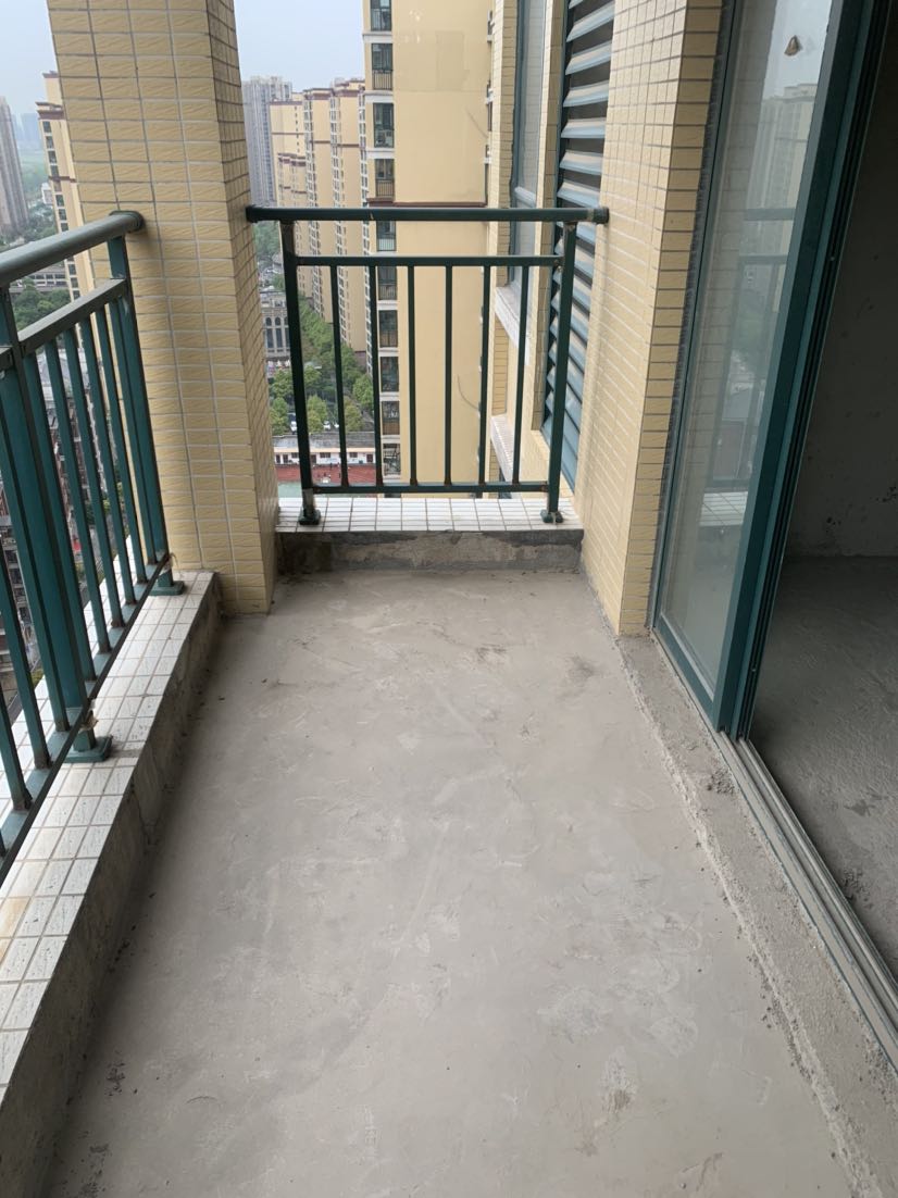 新城壹号四期湖景房，三房两厅两卫，满二