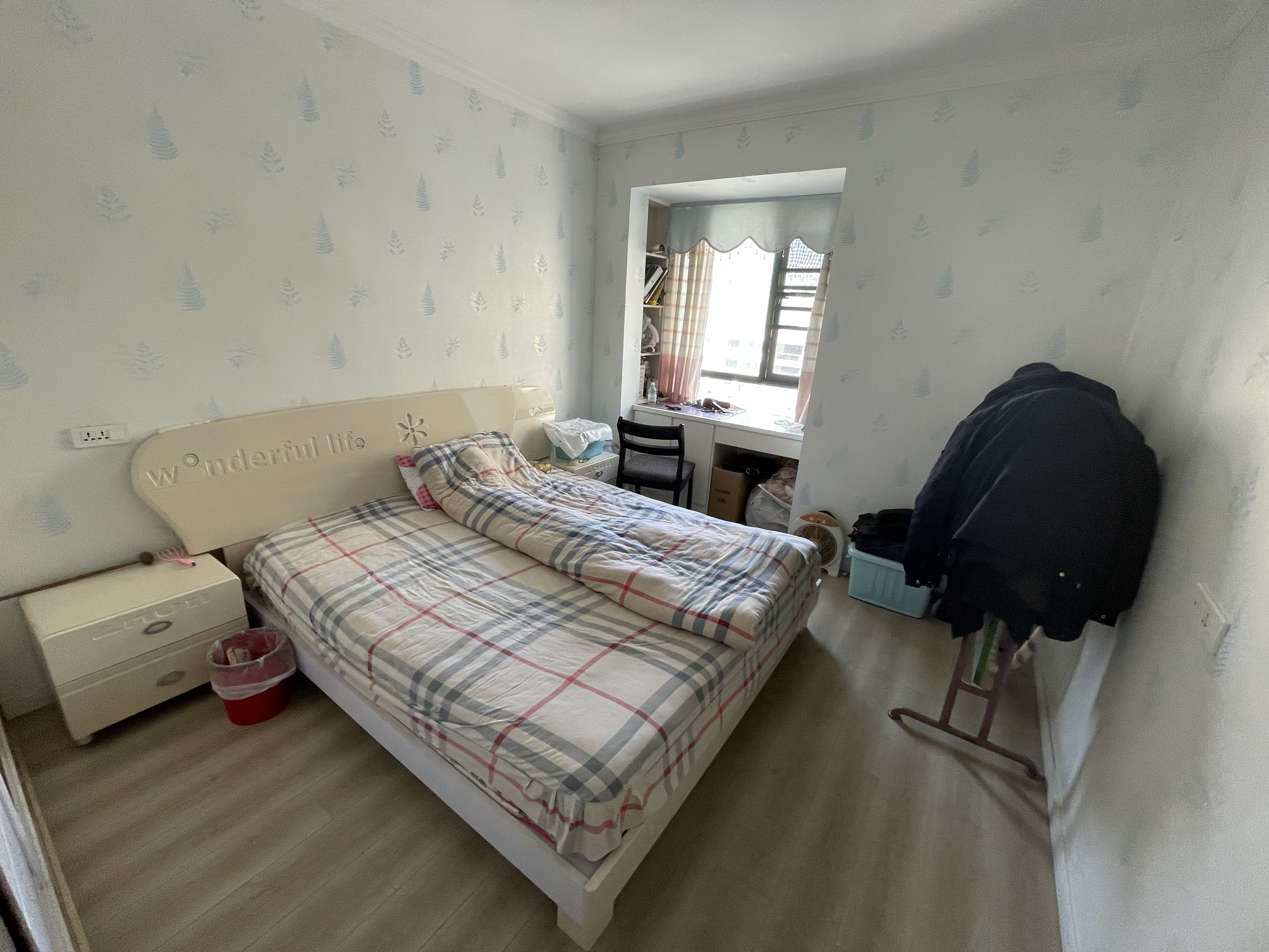 新城一号四房带装修老证双阳台大户型下楼就是操场