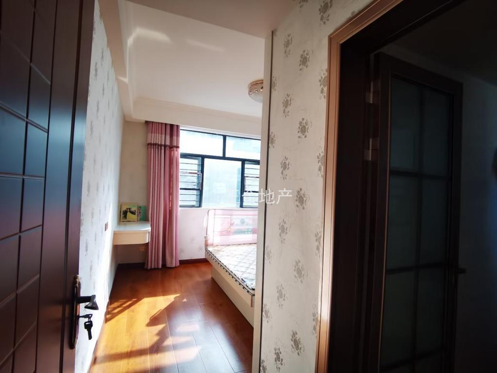 四中旁，精装三房两卫，电梯小高层，单价4千多，业主急售，