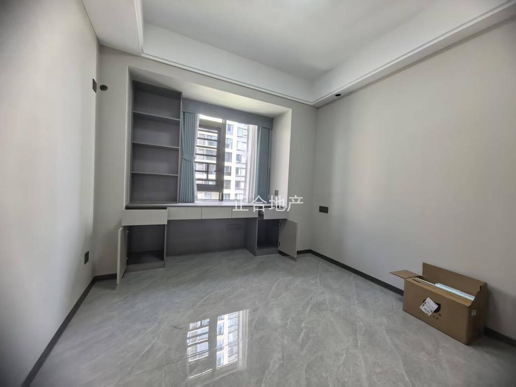 蓝‮花天‬园一‮一梯‬户，精装三房，地暖+中央空调，一‮未天‬住，小高层电梯12楼，双阳台