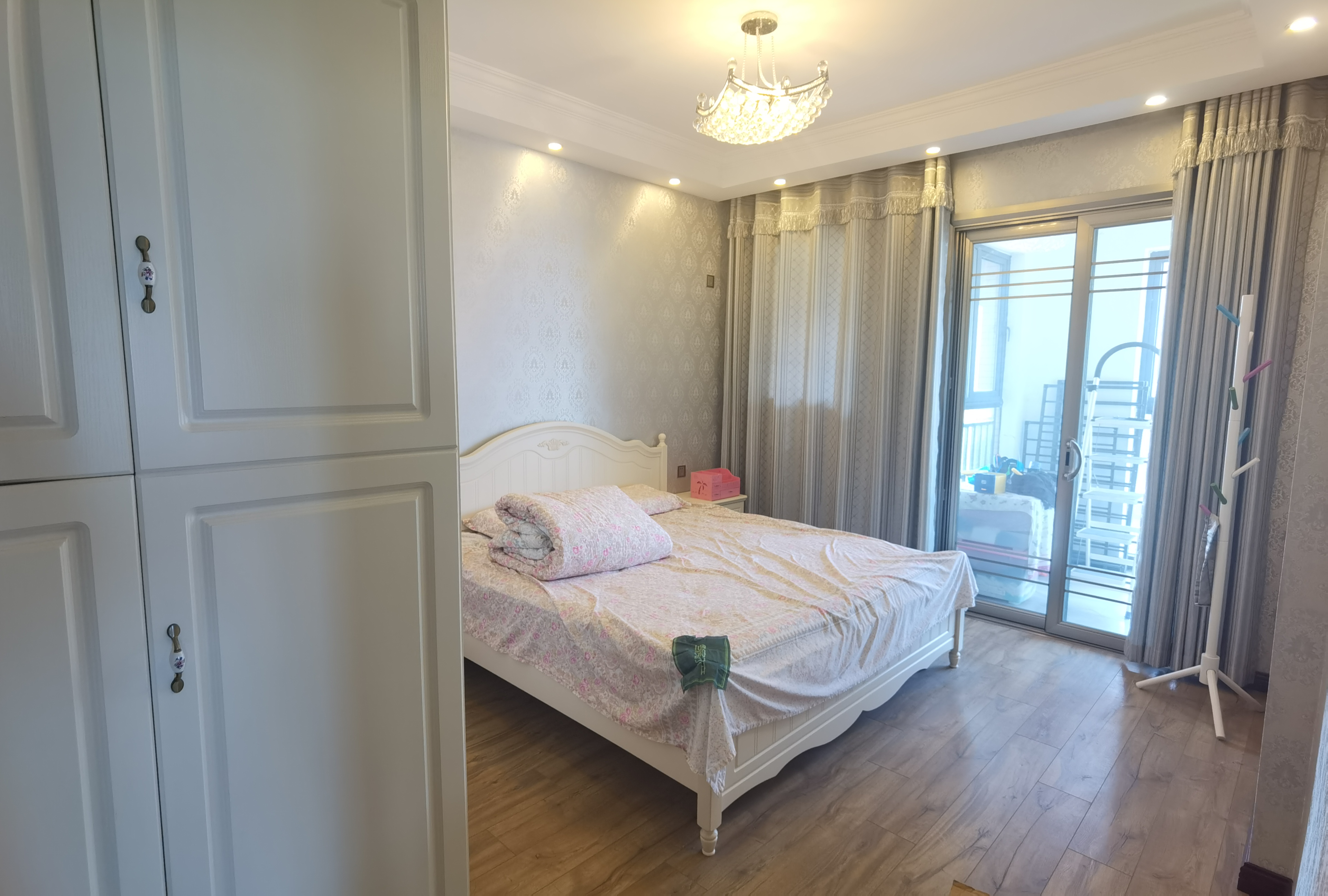 绿地香格里拉精装修双阳台三面采光家里装修的很好