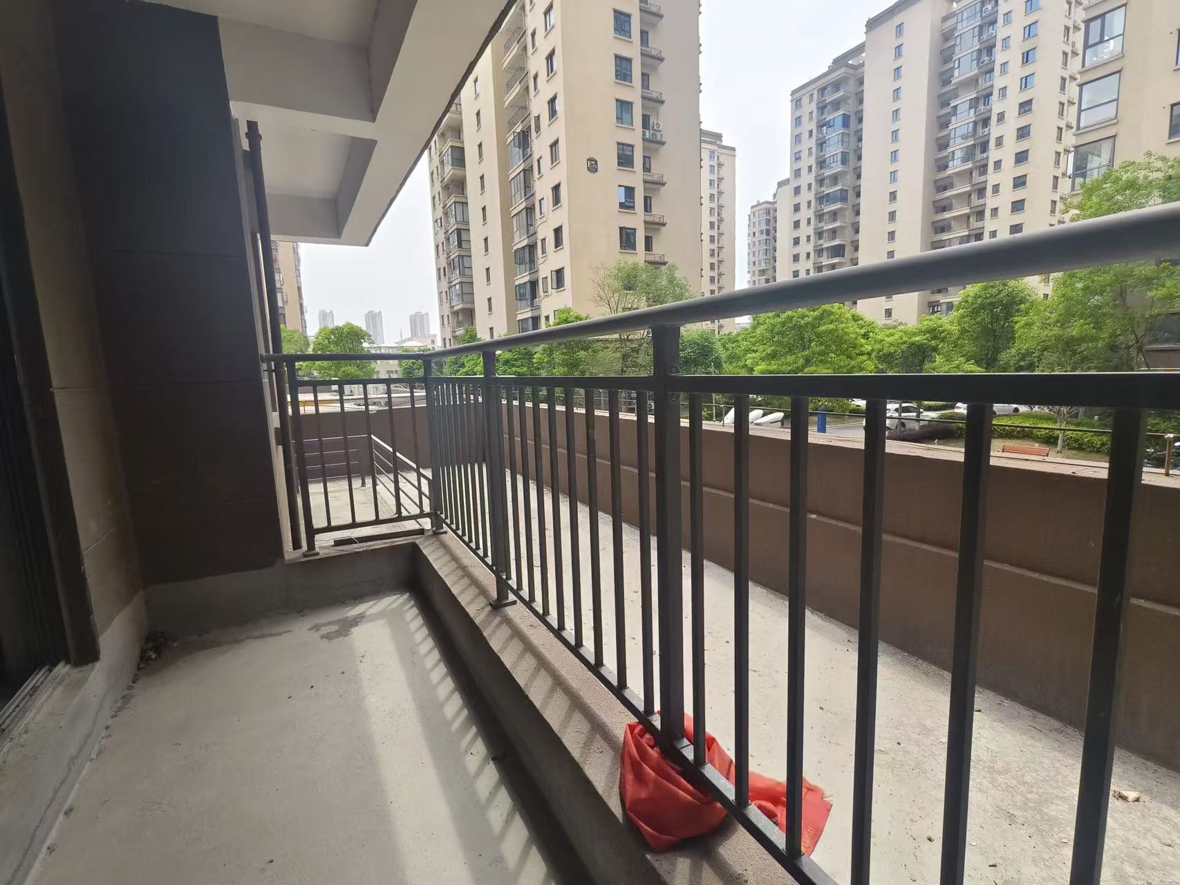 降价了，城南，荣怀，带300平露台，房东都是加钱买的现在直接送，捡漏