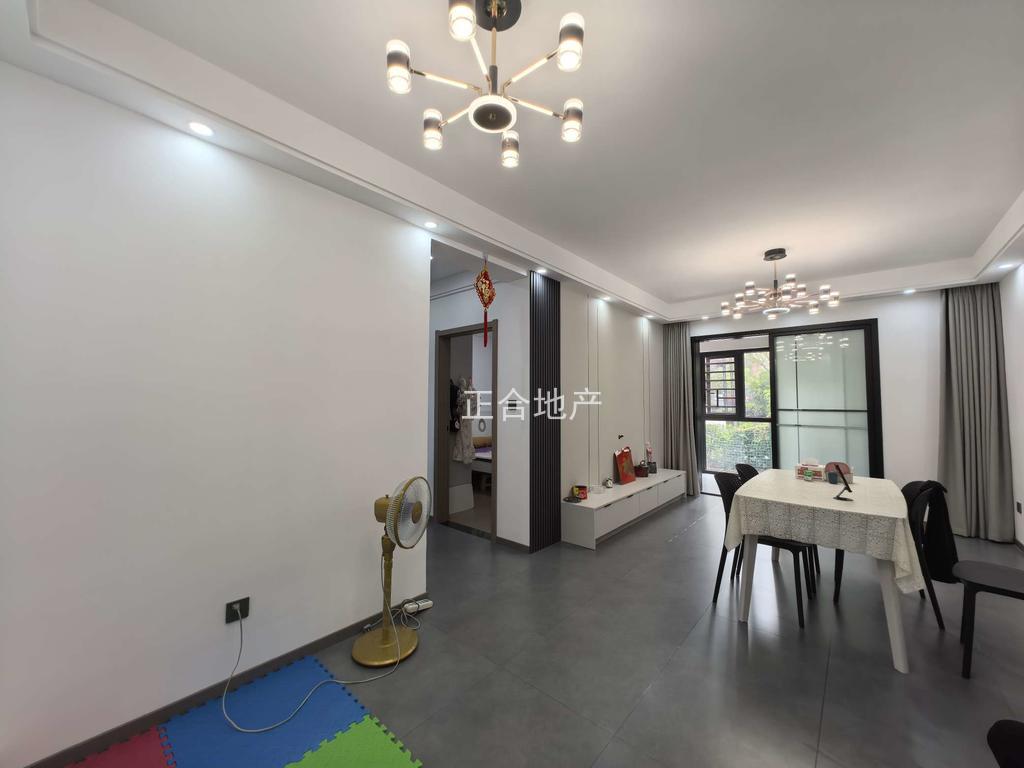 亏本出，业主急售，森林国际北苑，一楼带院子，精装三房，大阳台全屋地暖，证满二，