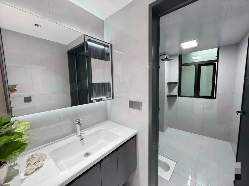 ？城南，御湖世家，精装三房，送车位，三开间朝南，证满二