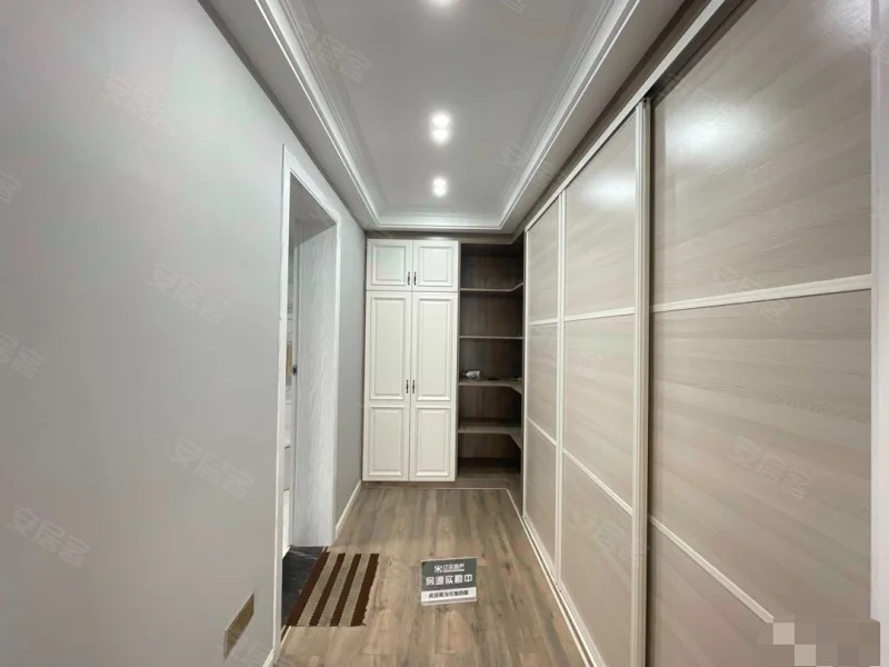 急售，御台公馆，大平层，精装大四房，拎包入住，诚心出售