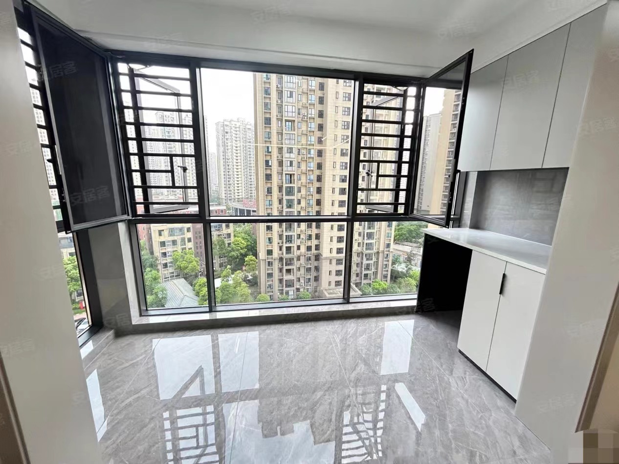 捡漏了，城南森林国际，电梯10楼，全新精装三房，下楼就是新二中二小，证满二