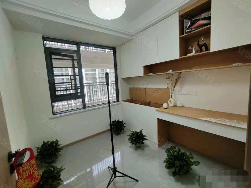 城南，吾悦华府，精装修三房二厅二卫，房东急售，好楼层，大阳台，拎包入住