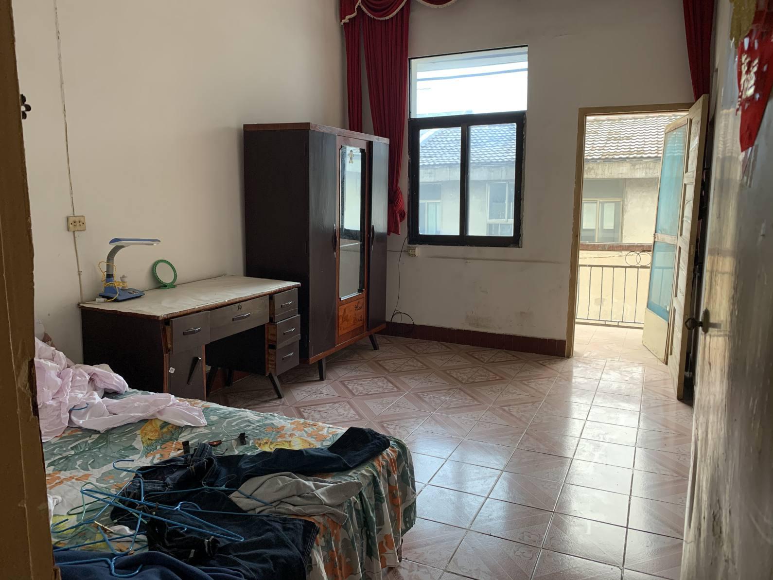 龙华山酒店东边20米处，五交化宿舍，70平，老证