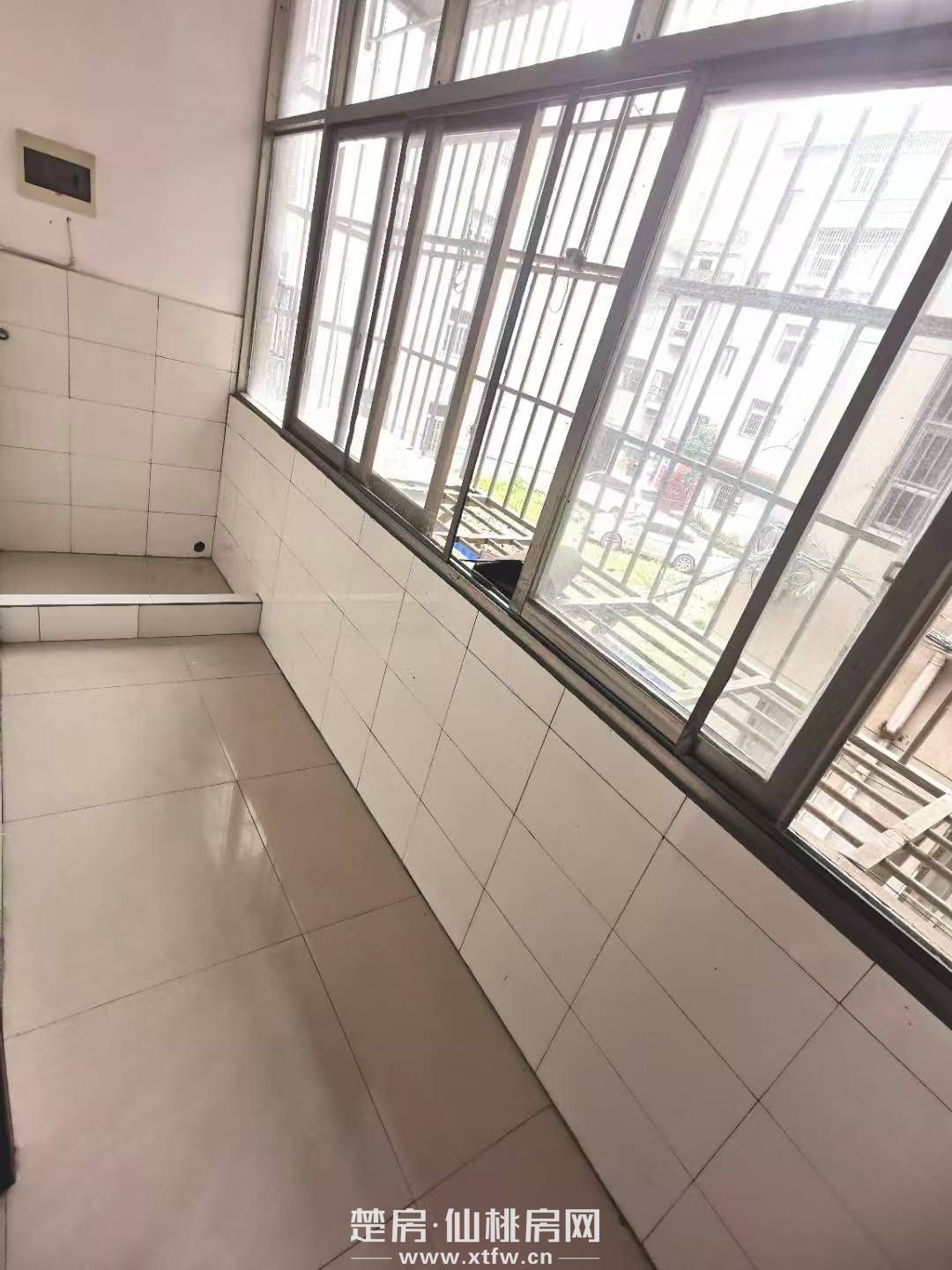 康湾路三室一厅2楼