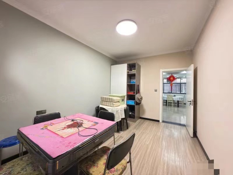 264.，车站附近，复州花园旁，精装三房，好楼层步梯2楼，9.9成新，有证！