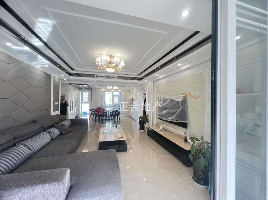 沔阳公园旁，新城壹号五期，电梯小高层。精装4房2卫，好楼层，房子在7楼，成色新，