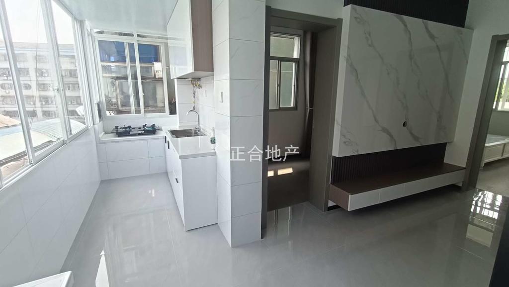 商城附近，仙源酒店旁，步梯中层，有证，全新装修，精装三房，南北通透