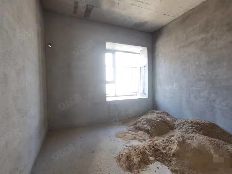 急售，房东亏本出，蓝天白云，东边户，中间好楼层，视野开阔，证即将满二