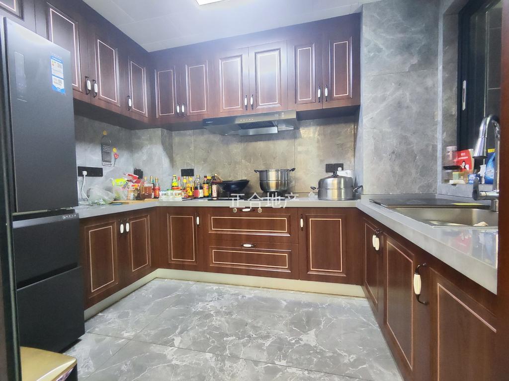 城南，森林国际，大平层，全屋豪装，装修都花了100万，电梯中层，诚心急售，送两个车位