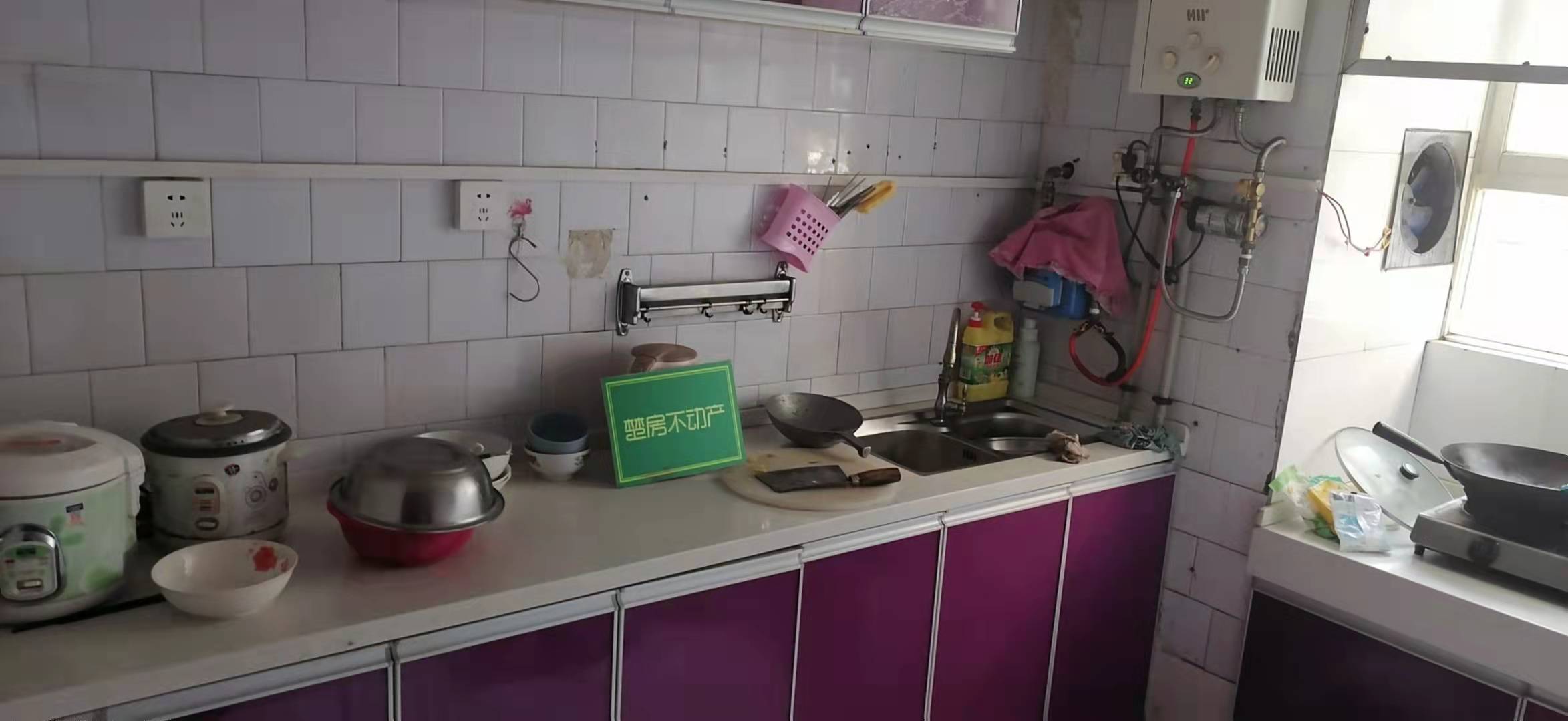 轻工小区步梯好楼层简装三房拎包入住，房东置换急售