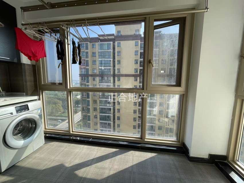 房东诚心出售，新城壹号，精装两房，成色新，电梯好楼层，可谈