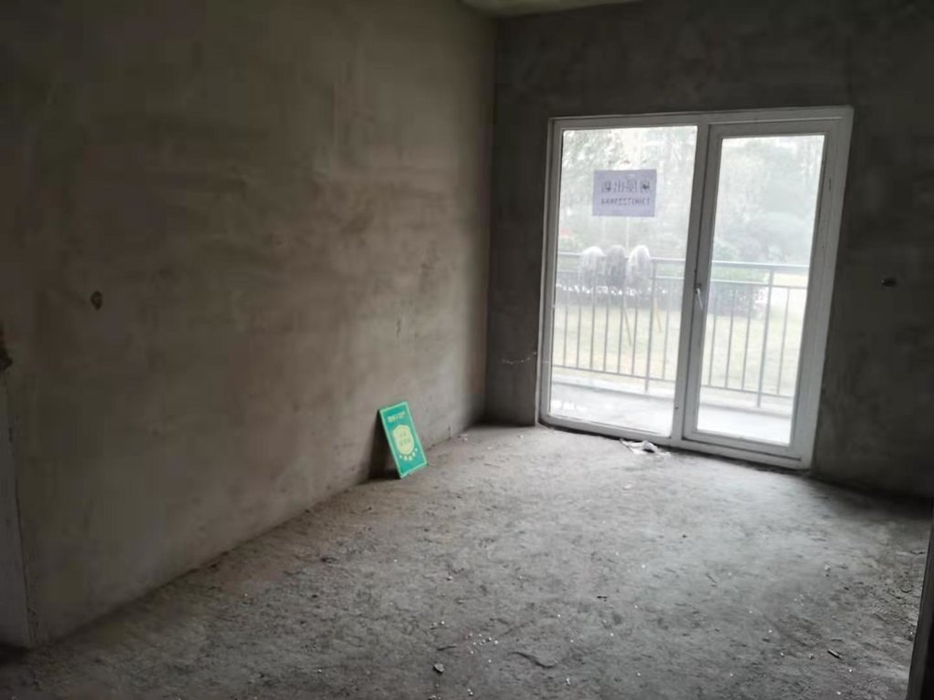 满庭春毛坯一楼三室两卫带院子看房方便房东诚意出售