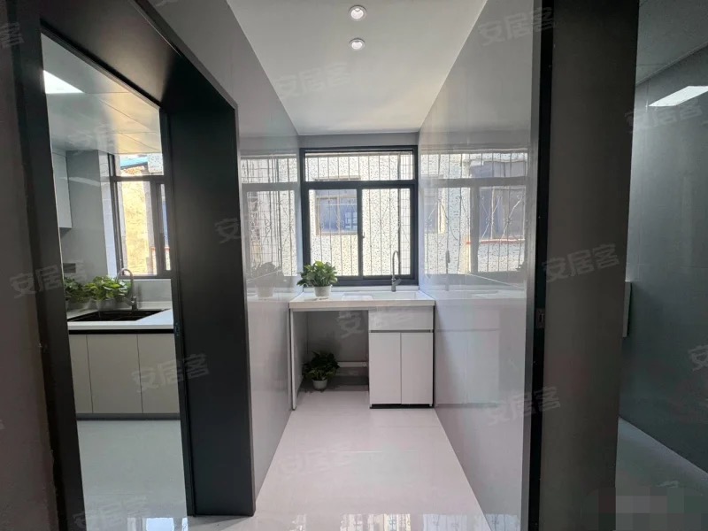 商城附近，步梯三楼，三房朝南，大阳台，精装三房，老证