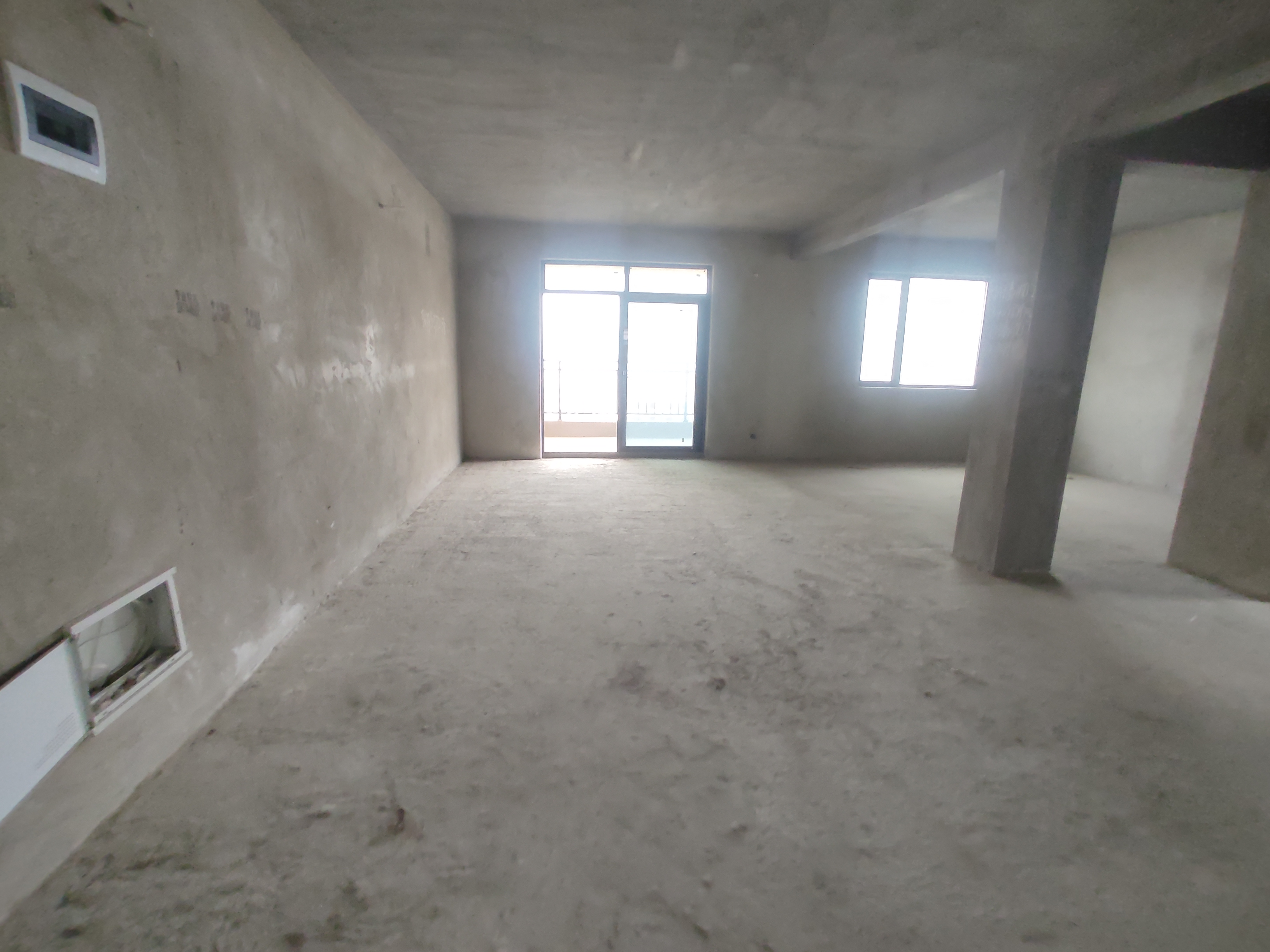 和平社区.毛坯三房带地下室.南北通透.看房方便