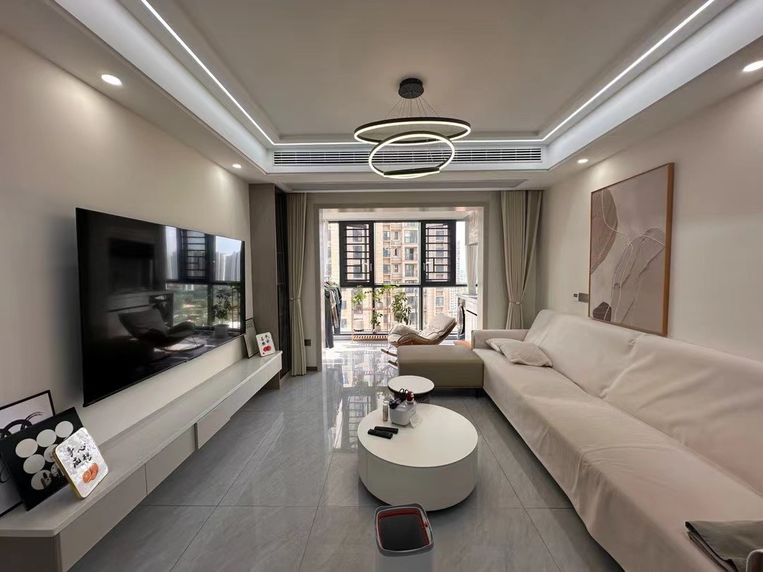 130，森林国际 ，精装三房 ， 19楼好楼层 ，9.9成新装修 ，拎包入住 单价只要6000+，二中二小正对面