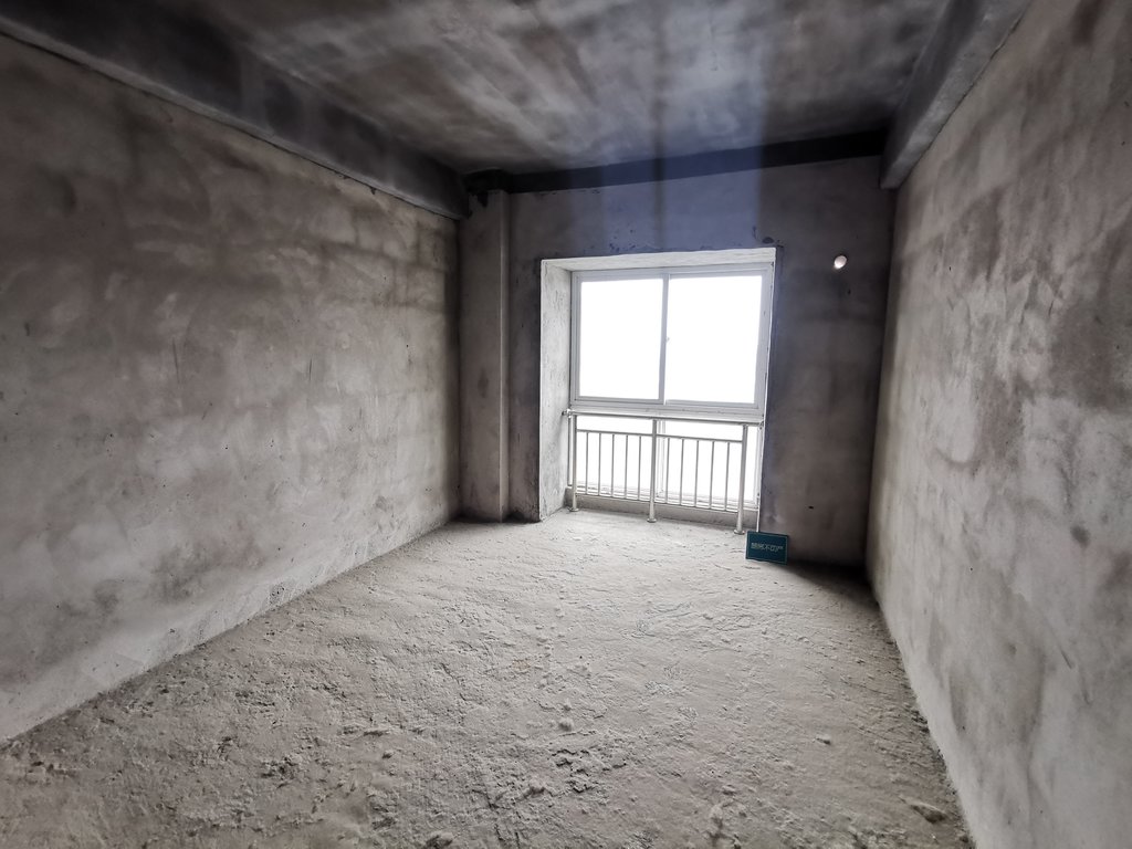 香岸华府.毛坯大三房好楼层.南北通透前后无遮挡.看房方便诚意出售