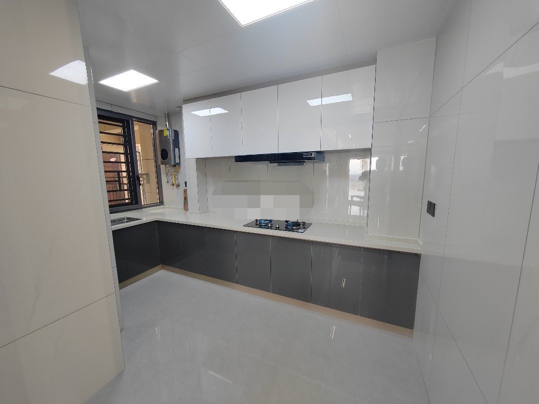 房东亏本出，御湖世家全新装修精装三房，证满二，采光视野好