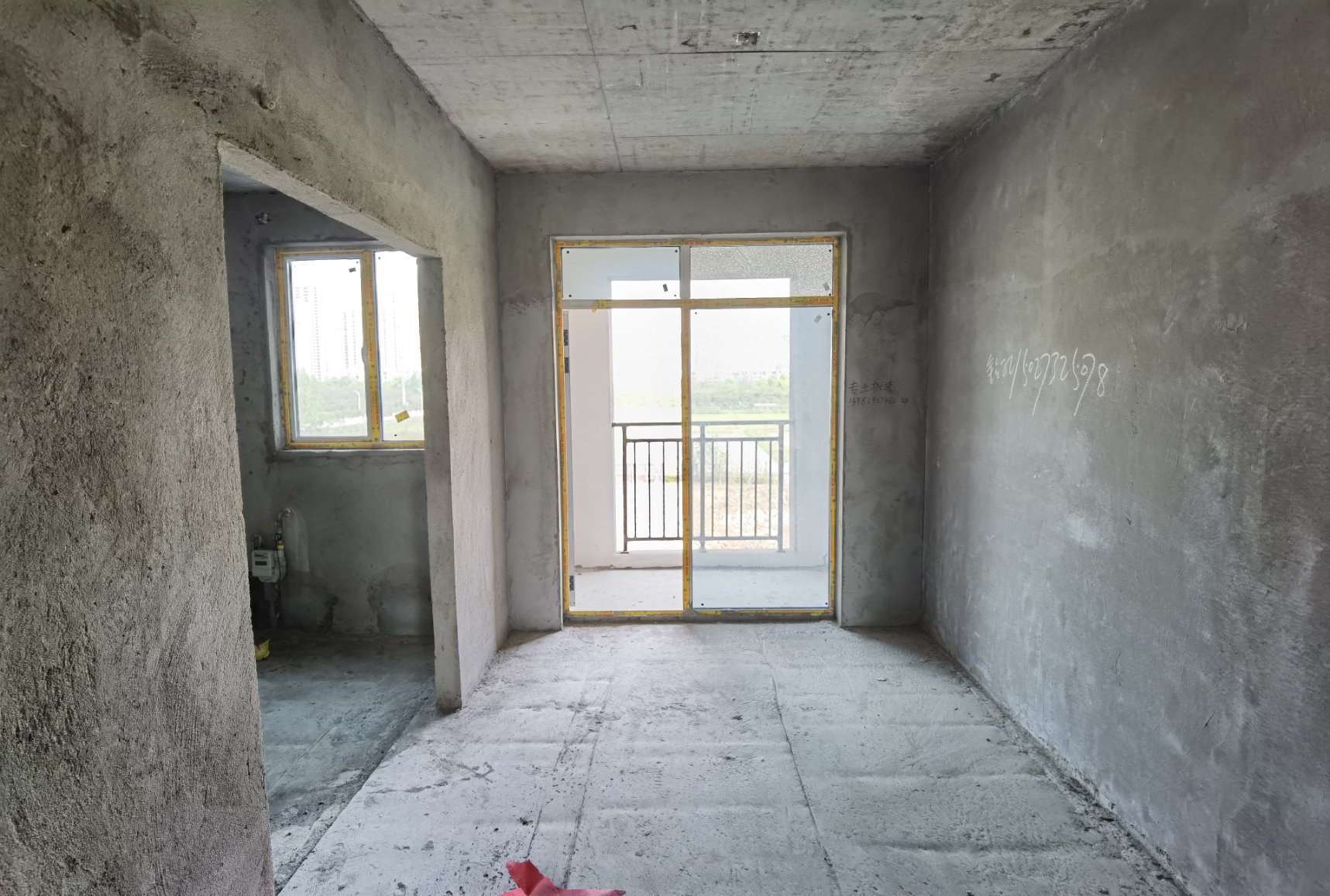 蓝天新城南北双阳台毛坯大三房视野采光 