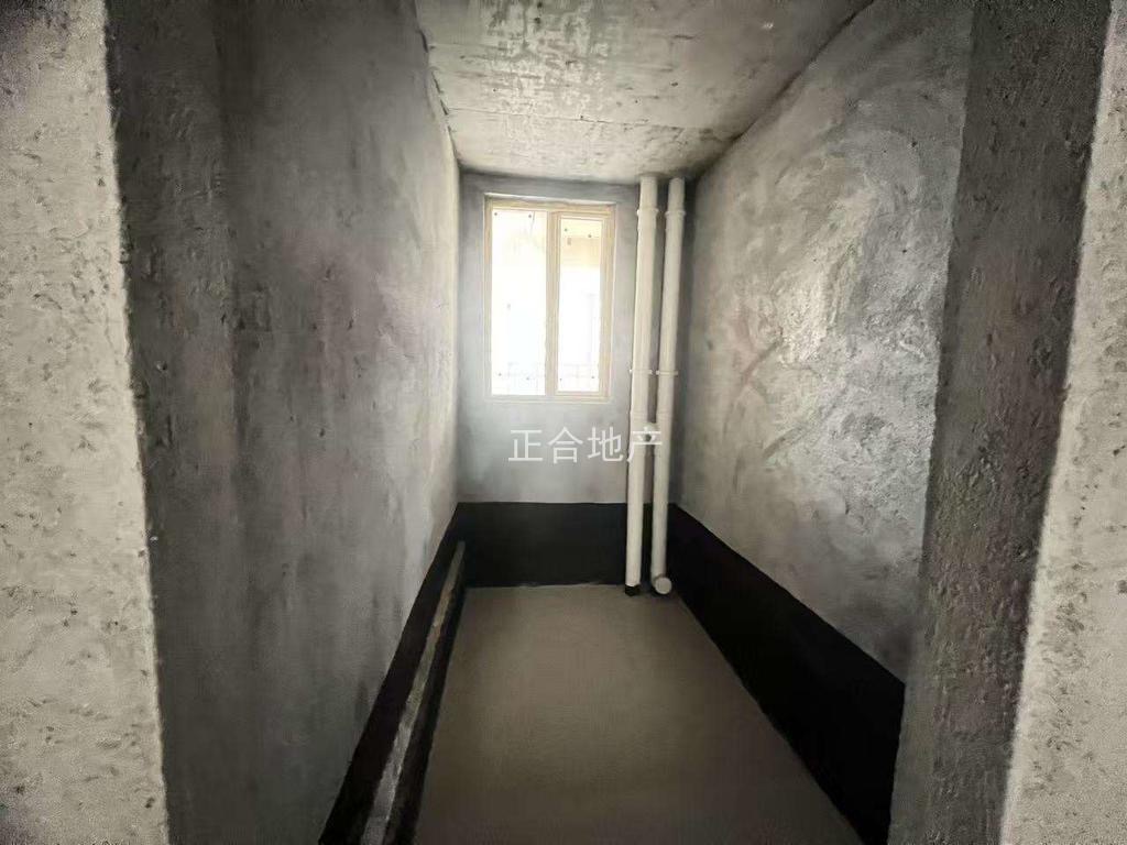 急售，城南朝阳丽景，毛坯大三房，中间楼层，采光视野好户型方正南北通透