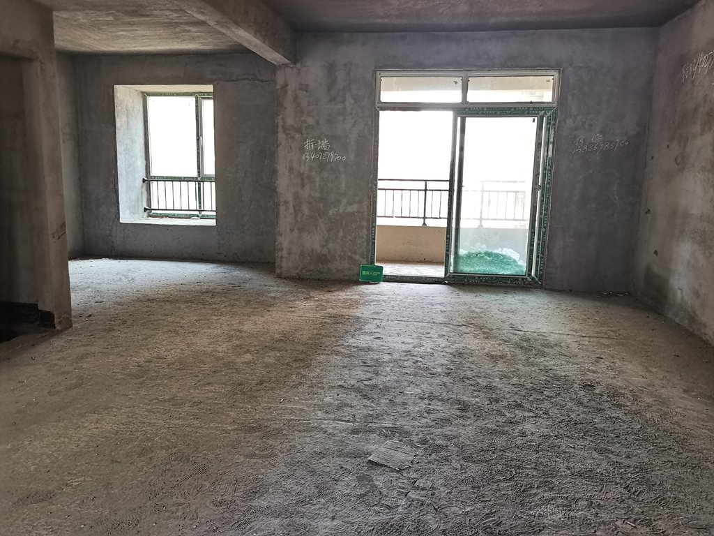 新三中对面元泰未来城好房来啦户型方正通透，娃儿上学近，业主诚意出售