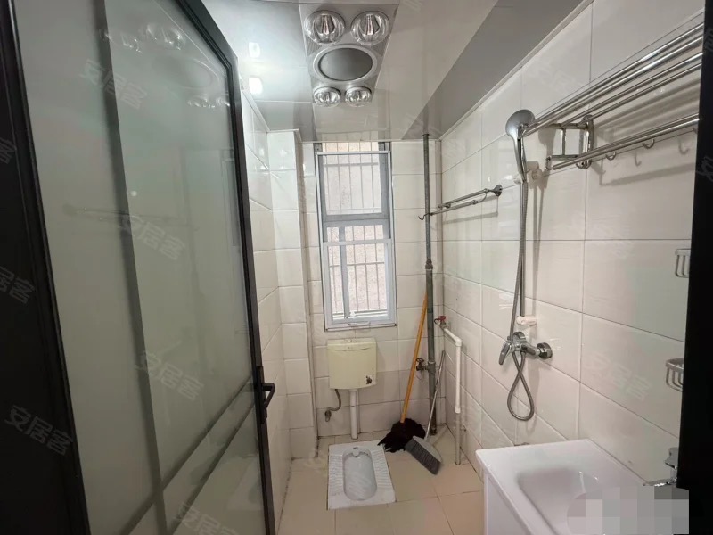 城南，精装两房，步梯三楼，一梯一户，有证