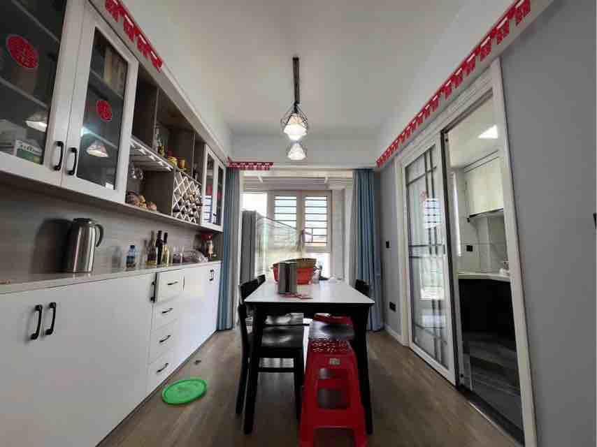 城西仙小旁，满庭春精装边户，证件满二楼层好，成色新，提锅上灶