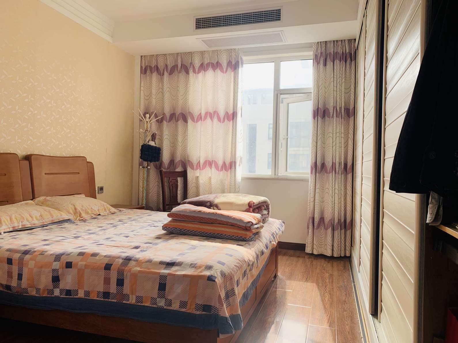 仙桃 旁，中央华府，精装四房，全屋保养好，电梯好楼层