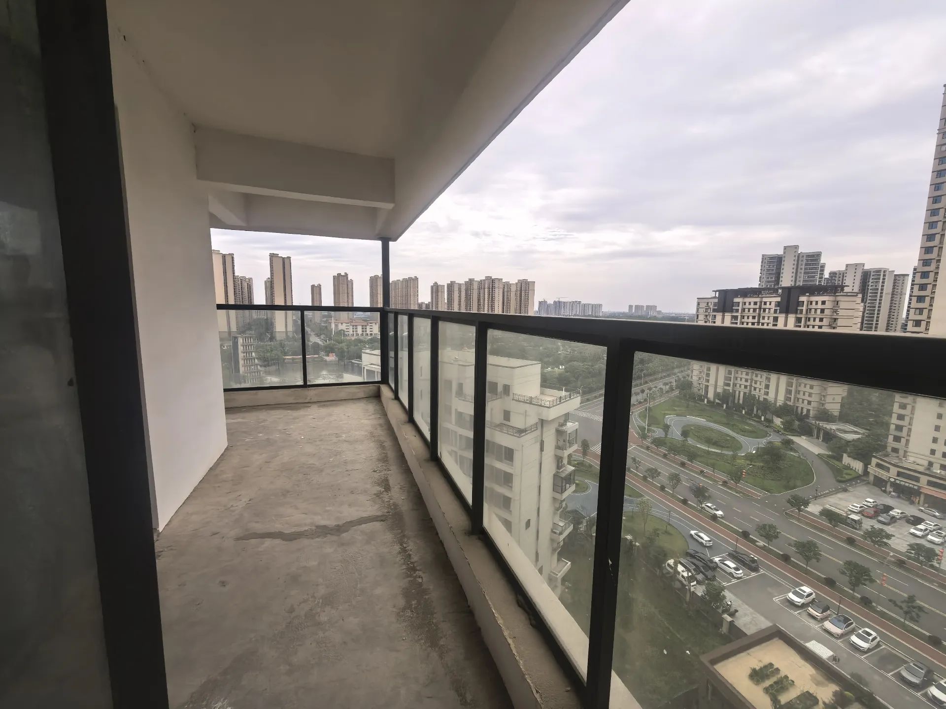 蓝天花园， 公园旁，  270°转角阳台， 电梯入户， 1梯1户，小高层好楼层