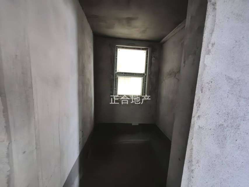 城南，元泰未来城B2区，电梯好楼层19楼，毛坯3房2卫，证满二