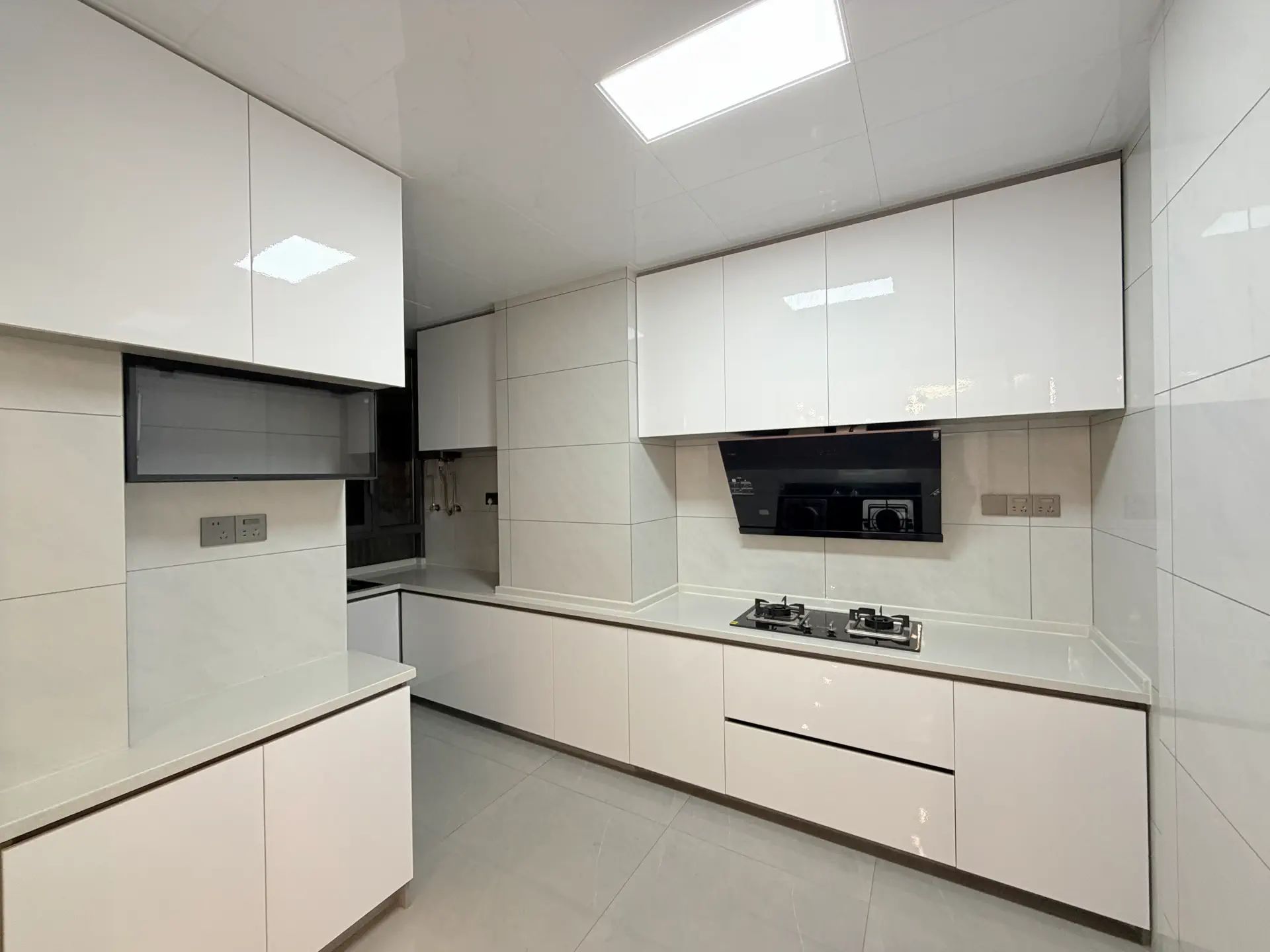 诚心出售，城南，南国明珠，‮主业‬自装，精装‮房三‬两卫，证满二