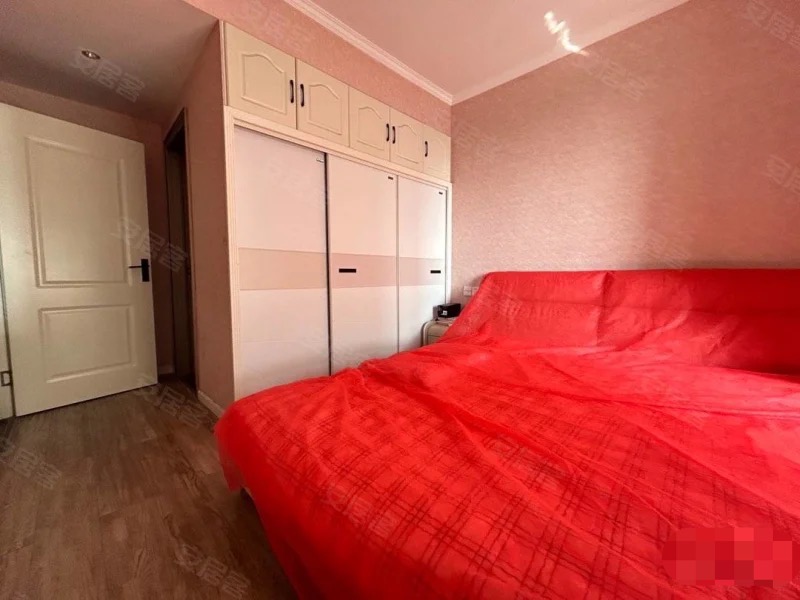 房东诚心出售，仙桃满庭春，精装3房，单价5100，户型方正，好楼层