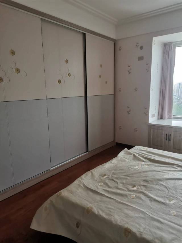 新三中旁还建房精装修好楼层急卖