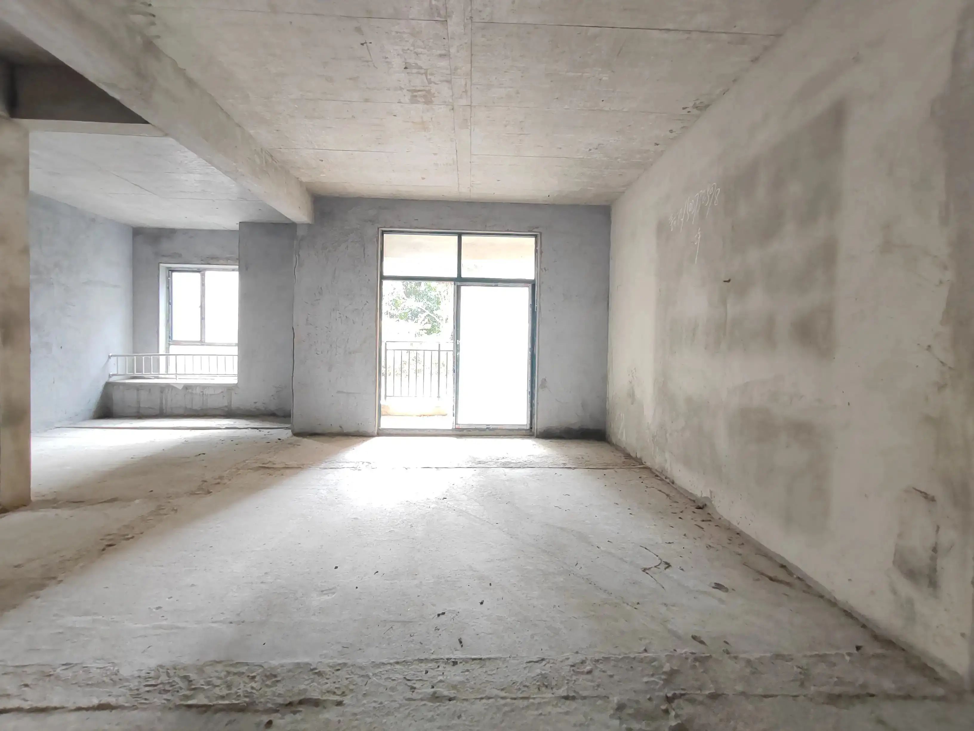 城南，新街，​洋房，一‮带楼‬院子​，南北‬通透，单价3300​，诚心出售