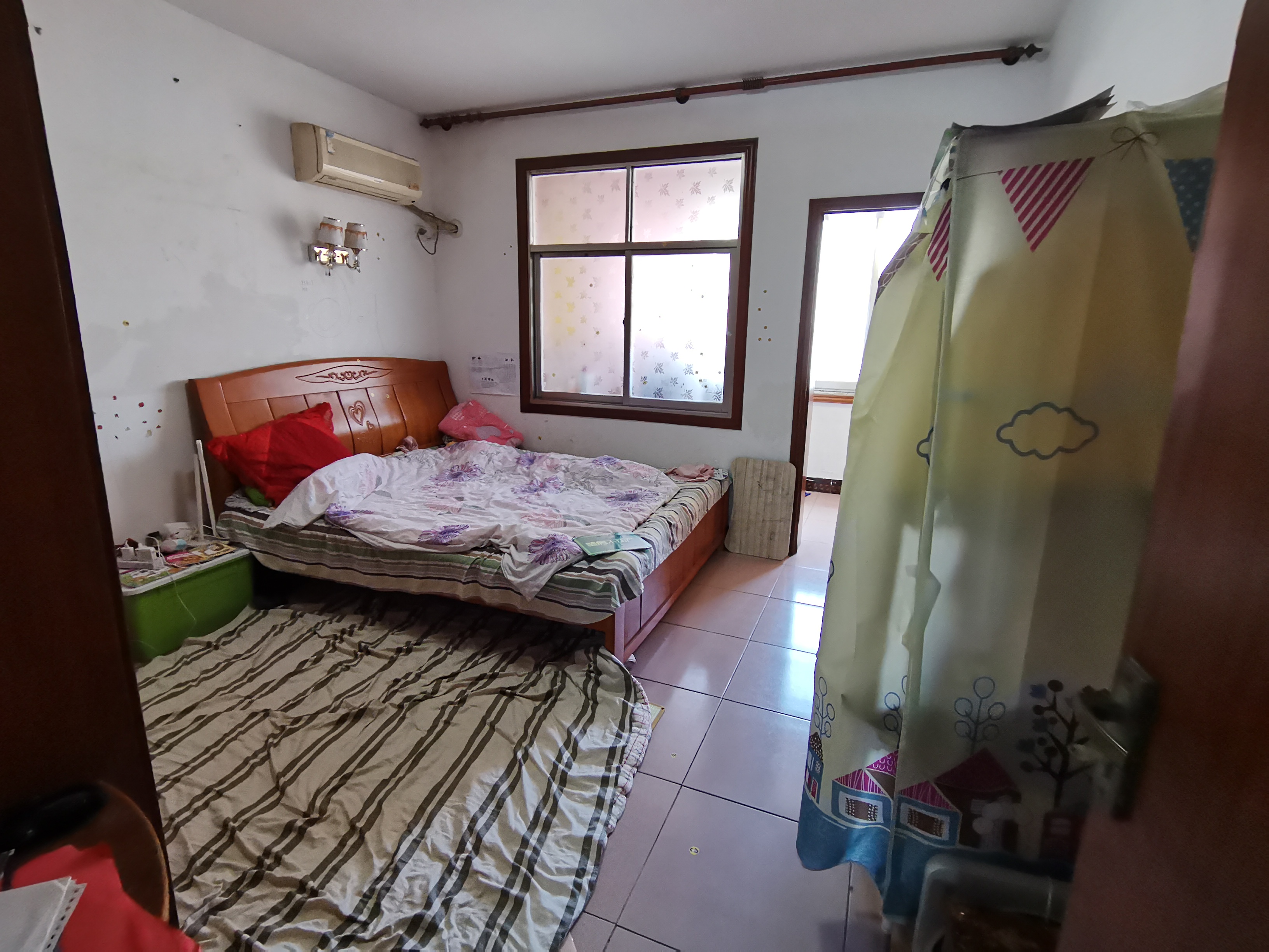 粮油商行小区东城国际旁边简装两房房东诚意出售