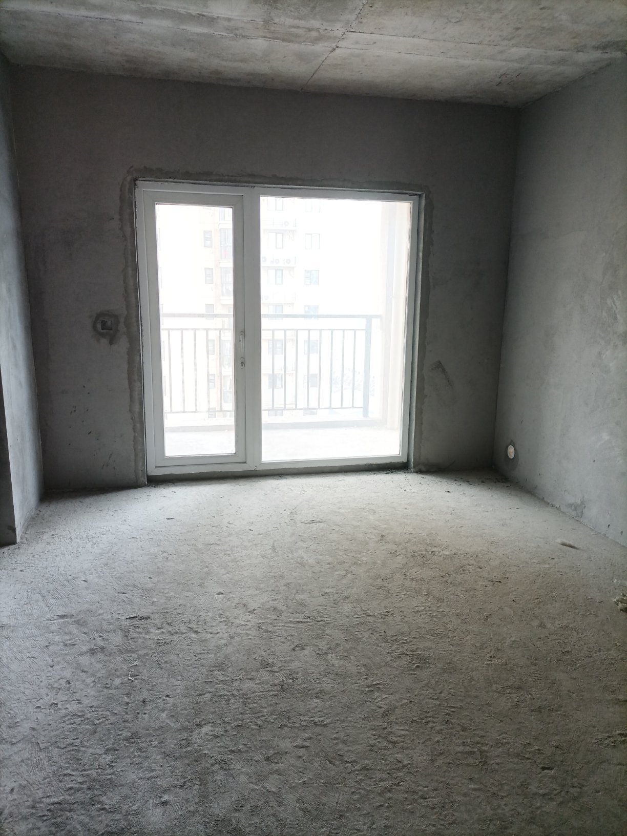 满庭春毛坯两房，证满两年。