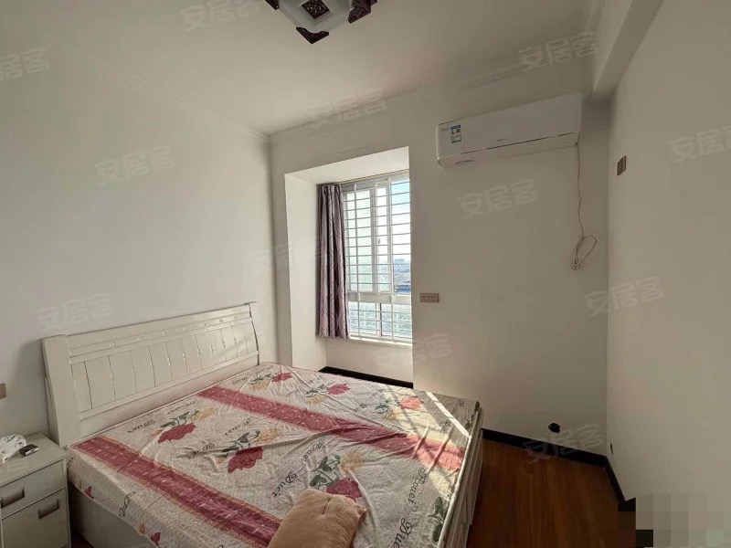 降价了，亏本急售，一中对面，电梯精装3房，单价4100，成色新！中间楼层，拎包入住