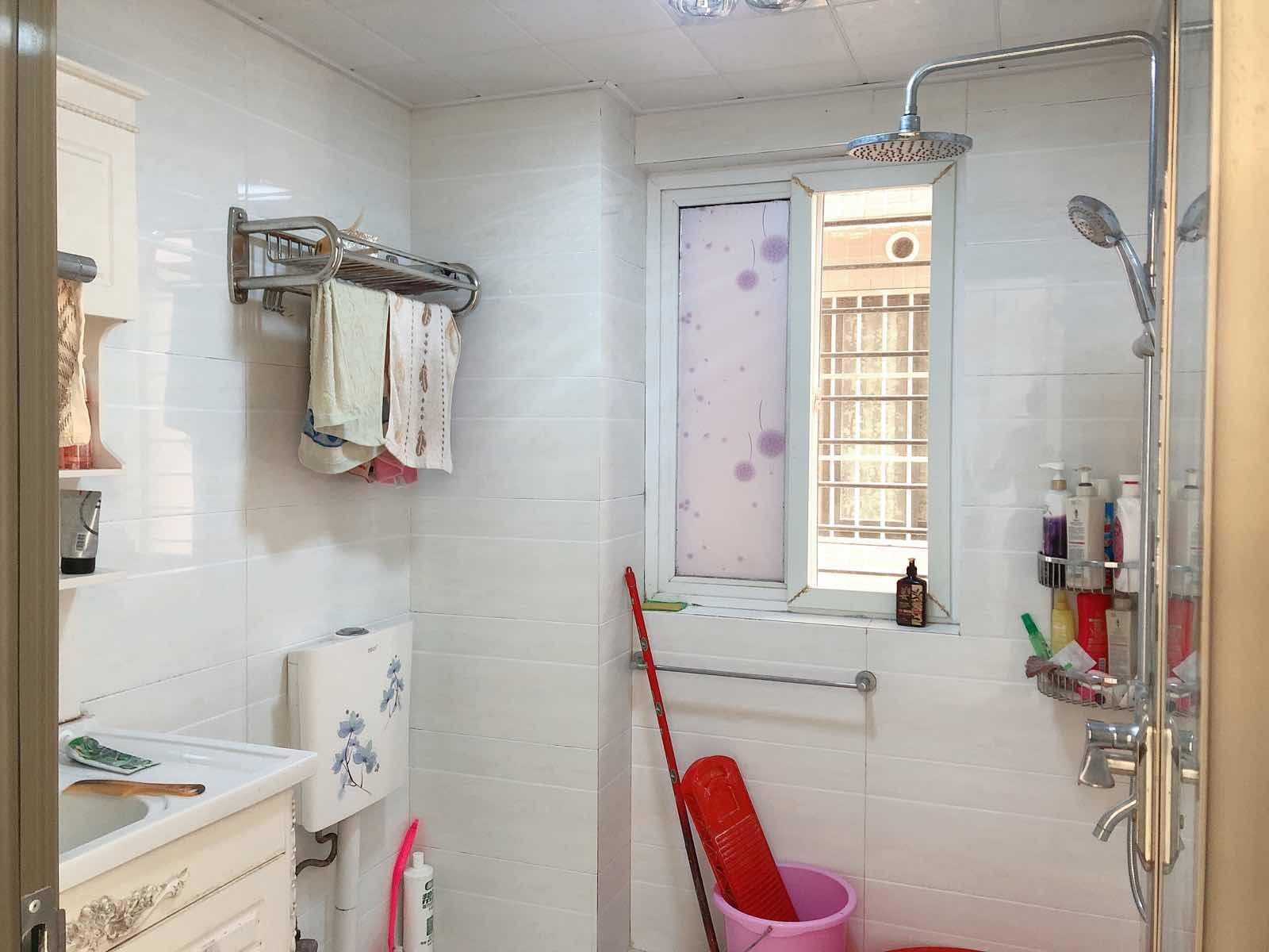 漫城林语，3室2厅1卫精装修保养完好优价出租拎包即住！