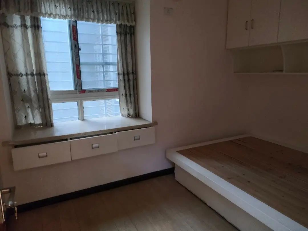 房东急售，新三中大门口，汉江景苑，精装3房2厅2卫，电梯小高层好楼层