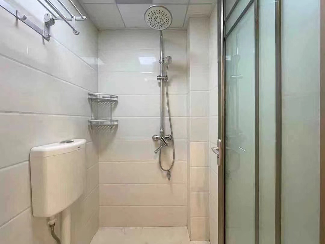 亏本出，一中对面，和合国际城，精装3房两厅2卫，优价出售！证满二