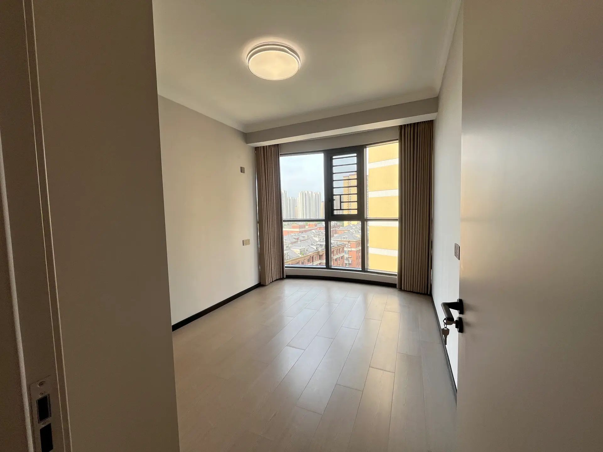 城南，沔阳公园旁，精装4房，电梯好楼层，南北通透，证满二