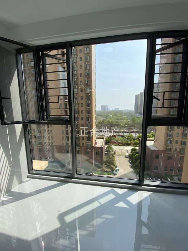 业主急售，仙桃xiao学对面，精装三房，电梯好楼层9楼，全新装修