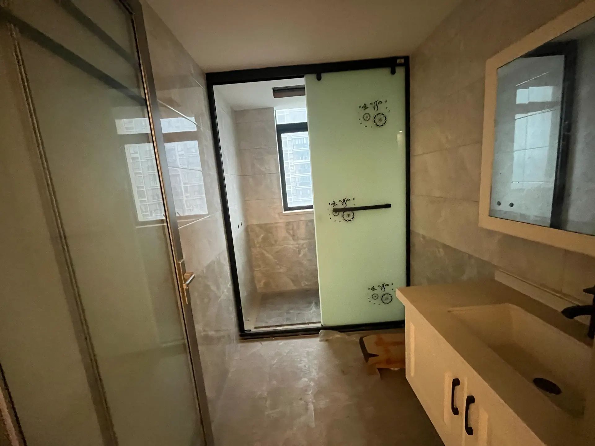 商城附近，康湾一品，精装4房，单价4500，实验二小老三中，好楼层，证满二