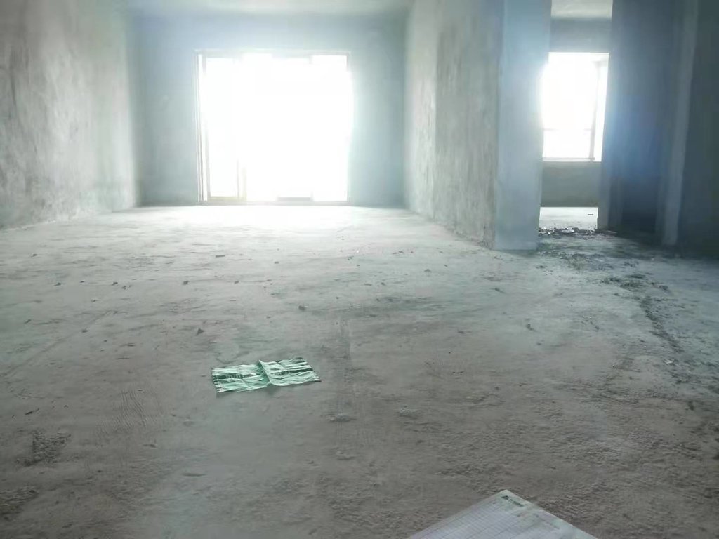 御湖世家 毛坯三房 送车位 看房方便 视野好 南北通透 小区环境优美 出行方便