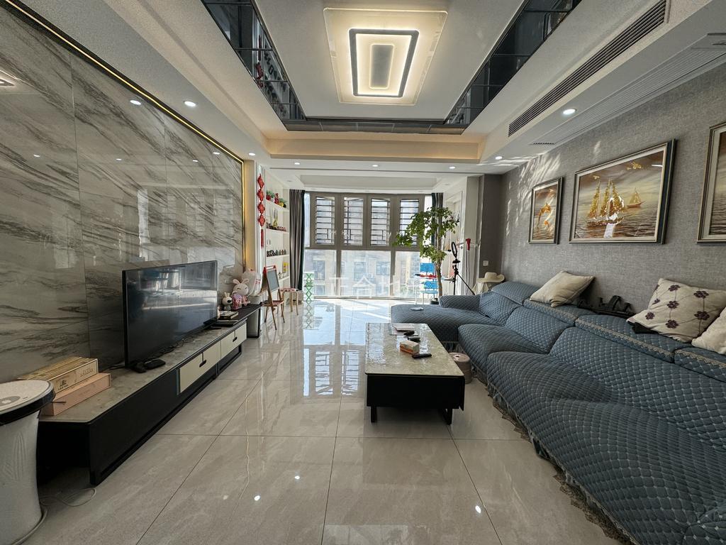 急售，豪装复式楼 ，中央华府，精装五房，送个阳光房，9成新，电梯小高层