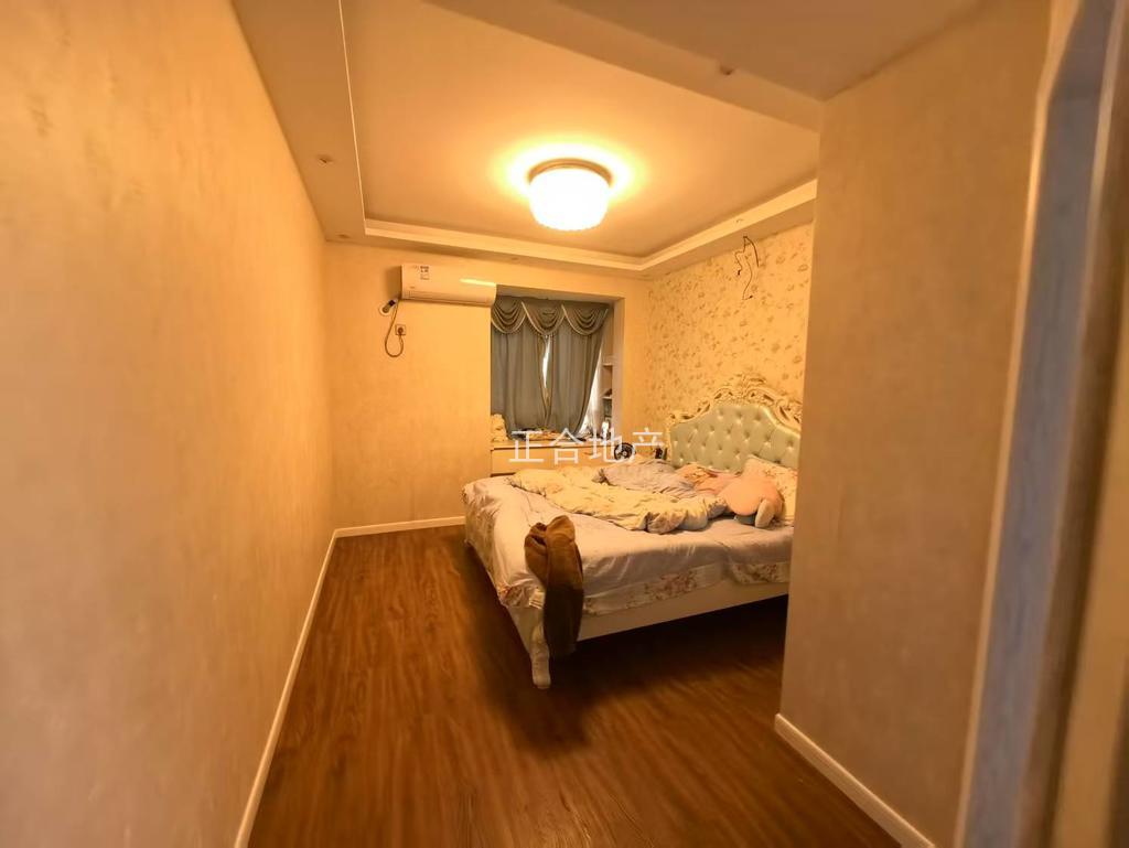 城南，新城壹号，实验三小旁，电梯好楼层，单价5200，精装三房两卫，证满二